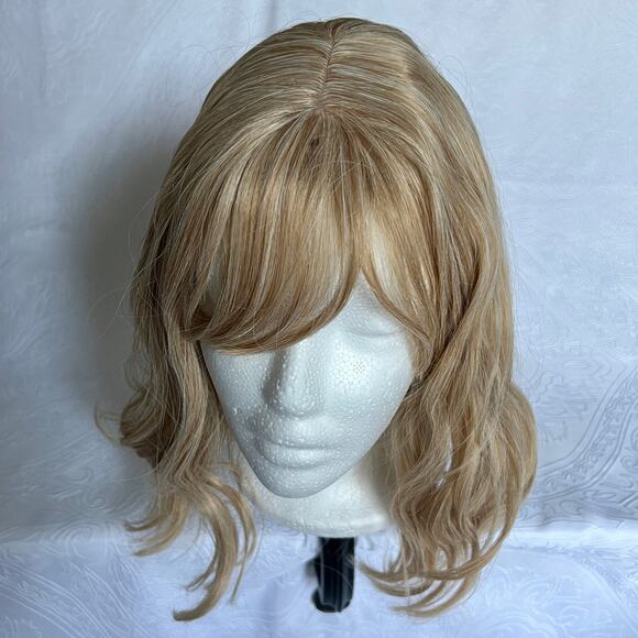 Short natural golden blonde wavy wig with wispy bangs cosplay costume daily wear - Picture 2 of 7
